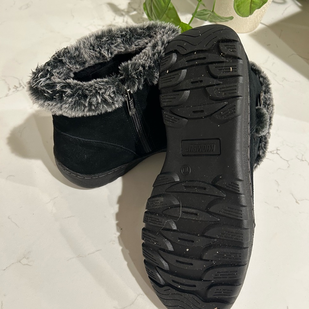 Khombu Black Winter Boots with Faux Fur Trim - Picture 4 of 4
